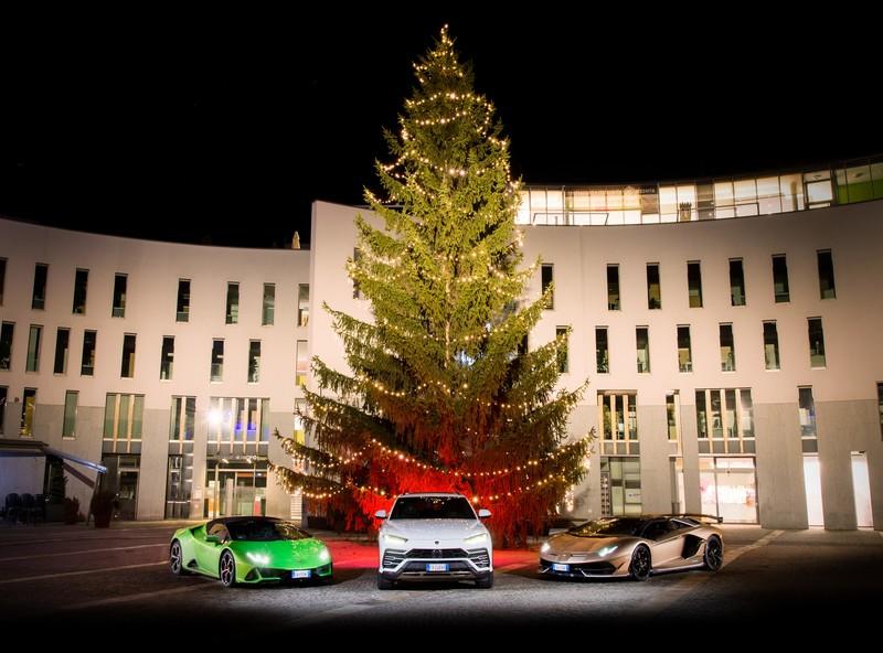 Amazing Wallpapers: The Lamborghini Urus, Aventador SVJ, and Huracan EVO Celebrate Christmas the Right Way Wallpaper quality
- image 877377