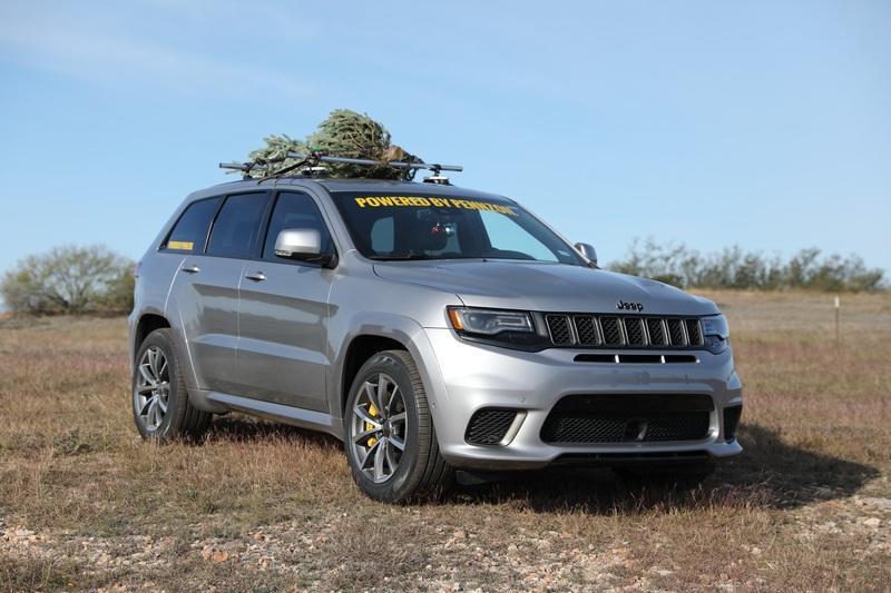 How Do You Make the World's Fastest Christmas Tree? Strap It on Top of a Hennessey-Tuned Jeep!
- image 877865