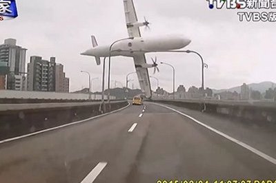 Dashcam Shows TransAsia Flight Crash Into Taxi, Bridge: Video